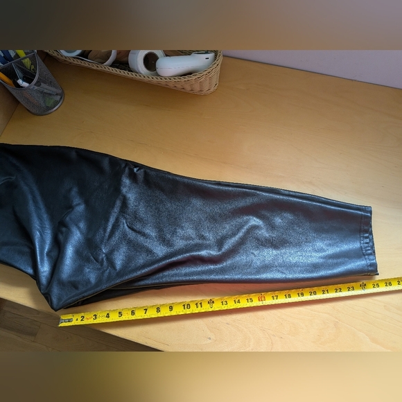 Women's Black faux leather Leggings - Picture 10 of 10